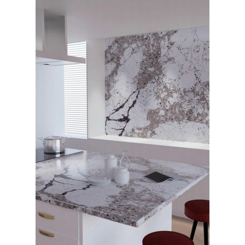 Una encimera de cuarzo sólido de varios colores que parece mármol y granito