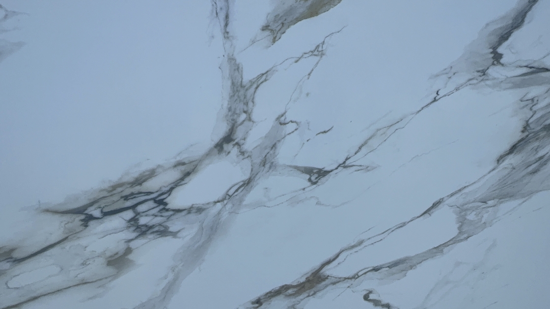 OLK1003G Calacatta Gold Nueva Colección Cuarzo Estampado de Cuerpo Completo con Tecnología de Impresión de Inyección de Tinta de Alta Definición