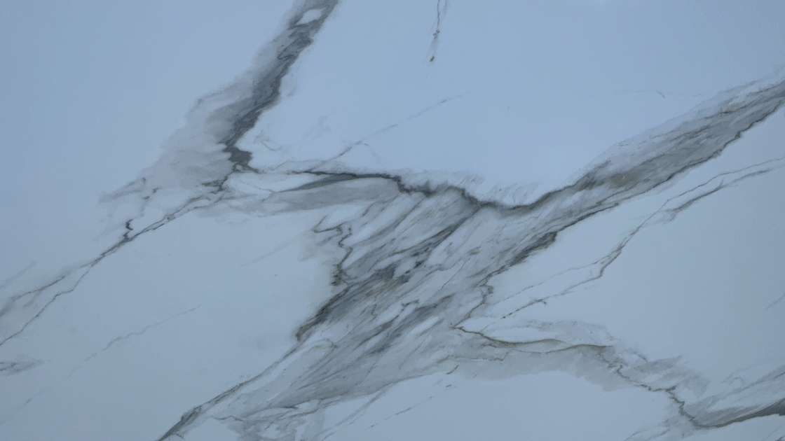 OLK1003G Calacatta Gold Nueva Colección Cuarzo Estampado de Cuerpo Completo con Tecnología de Impresión de Inyección de Tinta de Alta Definición