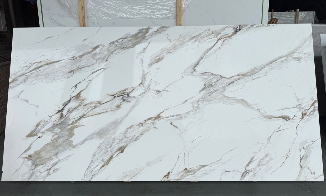 OLK1003G Calacatta Gold Nueva Colección Cuarzo Estampado de Cuerpo Completo con Tecnología de Impresión de Inyección de Tinta de Alta Definición